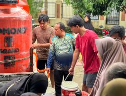 Muharlion Salurkan Air Bersih ke Warga