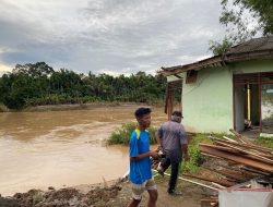 Batang Anai Meluap, Tujuh Rumah di Palapa Ambruk