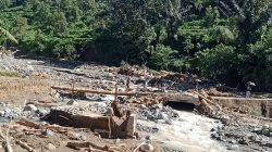 Jembatan Darurat yang dibangun sebagai akses utama warga usai Galodo yang melanda Kecamatan Malalak, beberapa waktu lalu.