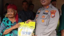 Kapolres Pasaman Barat AKBP Agung Tribawanto, S.IK saat menyerahkan bantuan untuk korban bencana di Pasaman Barat. 