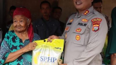 Kapolres Pasaman Barat AKBP Agung Tribawanto, S.IK saat menyerahkan bantuan untuk korban bencana di Pasaman Barat. 
