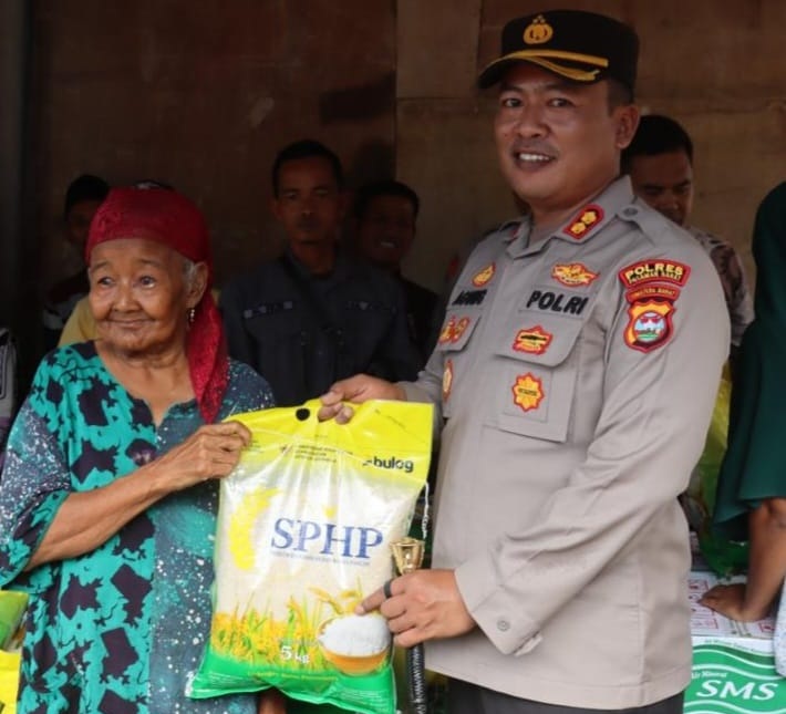 Kapolres Pasaman Barat AKBP Agung Tribawanto, S.IK saat menyerahkan bantuan untuk korban bencana di Pasaman Barat. 