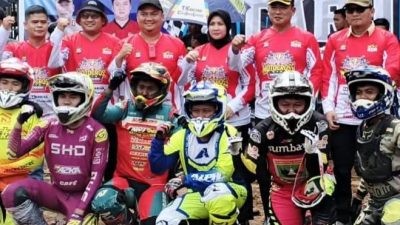 Kapolres Pasaman Barat AKBP Agung Tribawanto bersama Sekdakab Kabupaten Pasaman Barat, Doddy San Ismail dan peserta Grasstrack Motocross saat penutupan kegiatan.