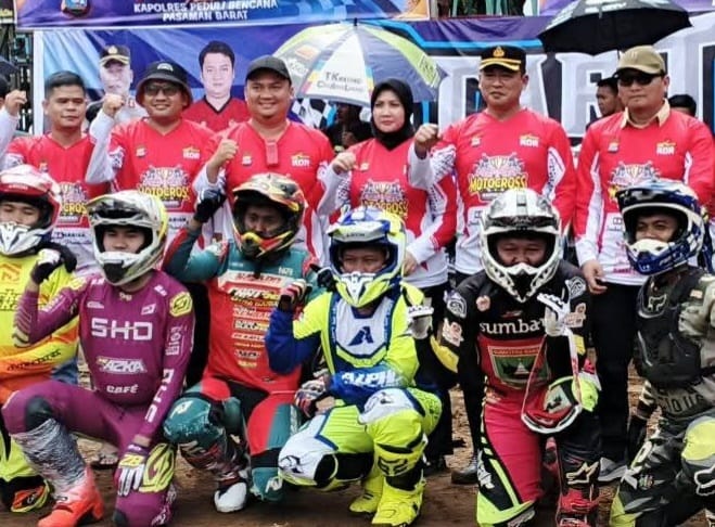 Kapolres Pasaman Barat AKBP Agung Tribawanto bersama Sekdakab Kabupaten Pasaman Barat, Doddy San Ismail dan peserta Grasstrack Motocross saat penutupan kegiatan.