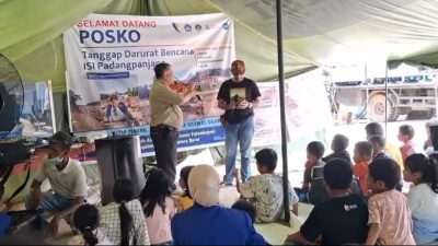 Kegiatan baca puisi di Posko ISI Padangpanjang di lokasi bencana Salareh Aia Timur, Palembayan, Agam