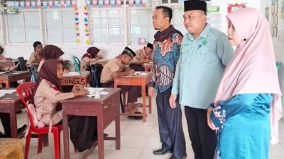 Kepala Kantor Kementrian Agama Kabupaten Solok Selatan Fitriyoni, SH.,MH didampingi Kepala sekolah MTsN 6 Solok Selatan Lili Defita, S.Pd Wakil Humas Arsil Asra, S. Ag saat meninjau asesmen siswa MTsN 6 Solok Selatan