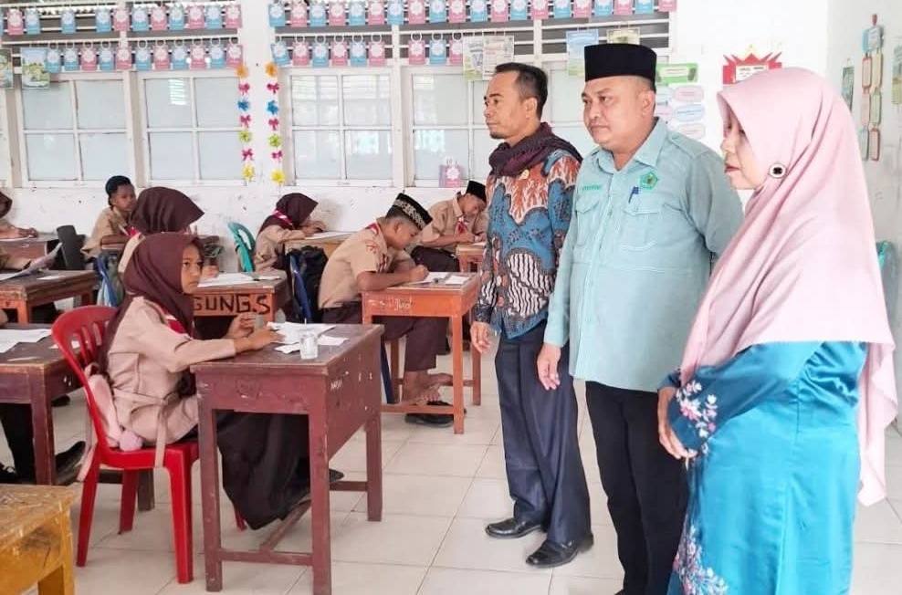 Kepala Kantor Kementrian Agama Kabupaten Solok Selatan Fitriyoni, SH.,MH didampingi Kepala sekolah MTsN 6 Solok Selatan Lili Defita, S.Pd Wakil Humas Arsil Asra, S. Ag saat meninjau asesmen siswa MTsN 6 Solok Selatan