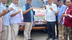 Ketua DPC Partai Gerindra Pasaman Barat H. Erianto, SE., SH, MM bersama Anggota DPRD saat menyerahkan bantuan untuk korban bencana.