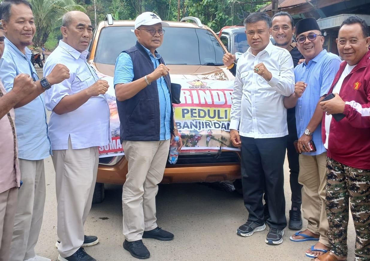 Ketua DPC Partai Gerindra Pasaman Barat H. Erianto, SE., SH, MM bersama Anggota DPRD saat menyerahkan bantuan untuk korban bencana.