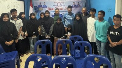 Ketua DPD PAN Kota Padangpanjang Mardiansyah, S.Kom saat menyerahkan santunan kepada anak yatim dalam Doa Bersama Akhir Tahun 2025, Selasa (30/12/2025).  