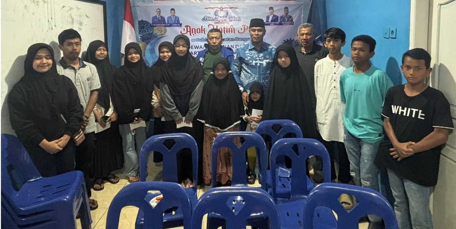 Ketua DPD PAN Kota Padangpanjang Mardiansyah, S.Kom saat menyerahkan santunan kepada anak yatim dalam Doa Bersama Akhir Tahun 2025, Selasa (30/12/2025).  