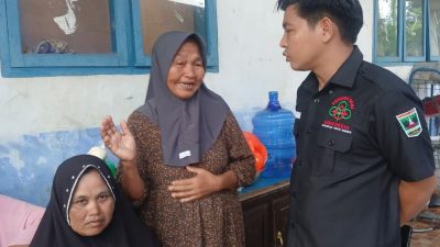 Ketua DPD Pemuda Tani Indonesia Sumbar Ade Putra saat bersama warga terdampak bencana