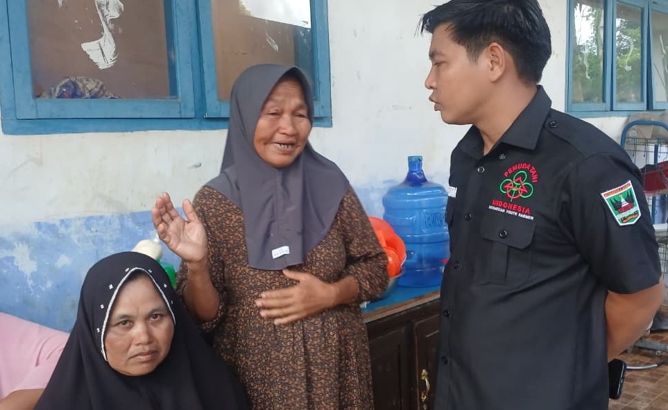 Ketua DPD Pemuda Tani Indonesia Sumbar Ade Putra saat bersama warga terdampak bencana