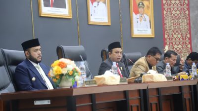Ketua DPRD Kota Padang Muharlion memimpin rapat Badan Anggaran DPRD bersama TAPD dalam pembahasan tindak lanjut evaluasi APBD Kota Padang Tahun Anggaran 2026