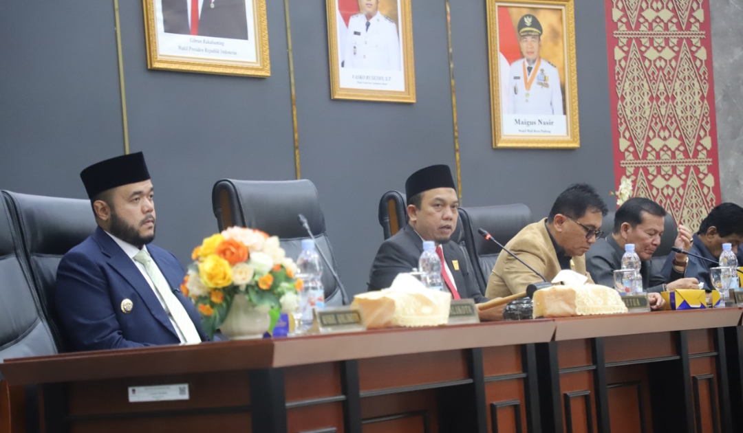 Ketua DPRD Kota Padang Muharlion memimpin rapat Badan Anggaran DPRD bersama TAPD dalam pembahasan tindak lanjut evaluasi APBD Kota Padang Tahun Anggaran 2026