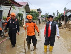 Ketua DPRD Muharlion berkomunikasi dengan petugas yang turut serta membersihkan lumpur