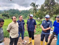 Ketua DPRD Padang Muharlion berkomunikasi dengan karang taruna yang juga membantu masyarakat yang terdampak bencana di Kecamatan Pauh