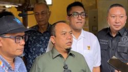 Ketua DPRD Padang Muharlion bersama Anggota DRPD saat memberikan keterangan kepada wartawan