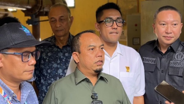 Ketua DPRD Padang Muharlion bersama Anggota DRPD saat memberikan keterangan kepada wartawan