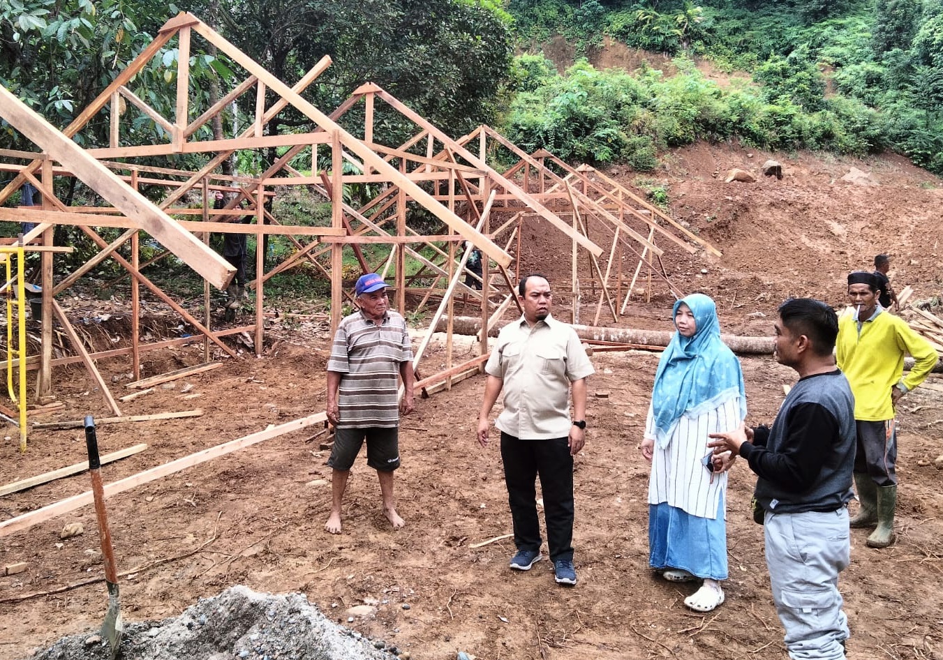 Ketua DPRD Padang Muharlion melihat secara langsung pembangunan huntara mandiri, oleh Suku Tanjung di Kecamatan Pauh, Kota Padang.