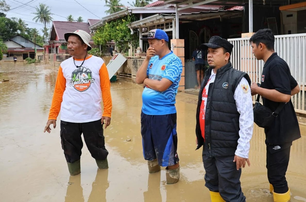 Ketua DPRD Padang Muharlion mengunjungi daerah yang terdampak banjir di Kota Padang.