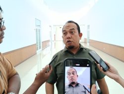 Ketua DPRD Padang Muharlion saat di wawancara awak media setelah rapat