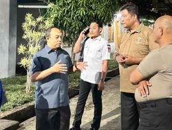 Ketua DPRD Padang Muharlion saat mengunjuni  Huntara di Padang Sarai