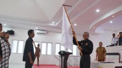Ketua PJKIP Padangpanjang Rifnaldi saat menerima Pataka dari Ketua FJKIP Sumbar Almudazir, Senin (22/12/2025).