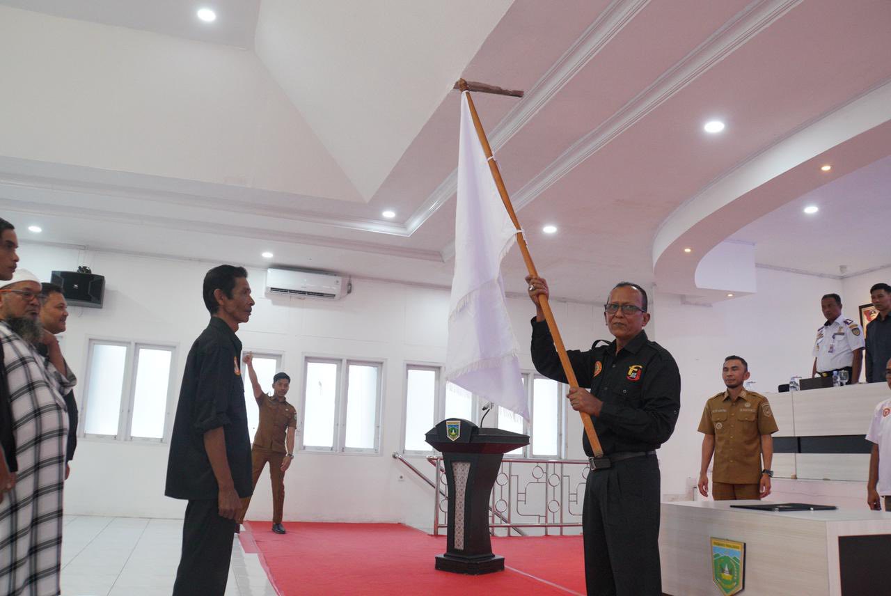 Ketua PJKIP Padangpanjang Rifnaldi saat menerima Pataka dari Ketua FJKIP Sumbar Almudazir, Senin (22/12/2025).