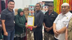 Ketua Komisi I DPRD Pasaman Barat Adriwilza bersama Sekretaris Komisi I Netra Ekawati, ST., M.Si saat menyerahkan bantuan kepada masyarakat jorong Jorong Harapan Tingggam, Nagari Sinuruik, Kecamatan Talamau.