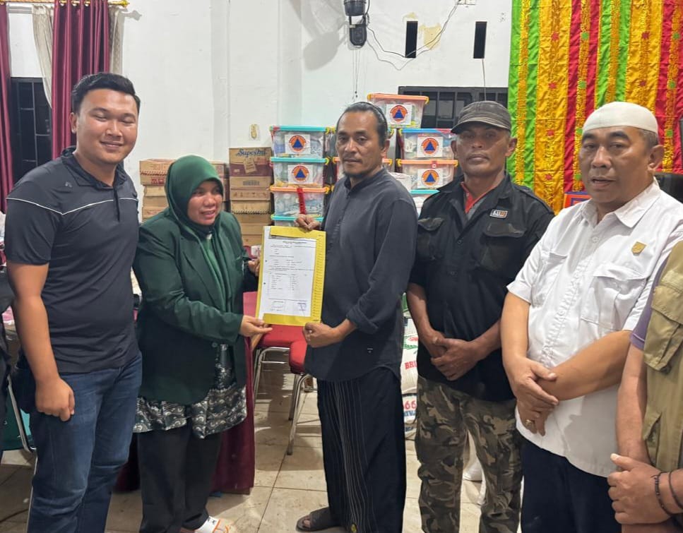 Ketua Komisi I DPRD Pasaman Barat Adriwilza bersama Sekretaris Komisi I Netra Ekawati, ST., M.Si saat menyerahkan bantuan kepada masyarakat jorong Jorong Harapan Tingggam, Nagari Sinuruik, Kecamatan Talamau.