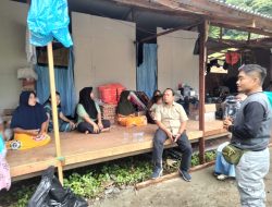 Muharlion berkomunikasi dengan 11 KK yang menginap di huntara mandiri di Pauh, Kota Padang