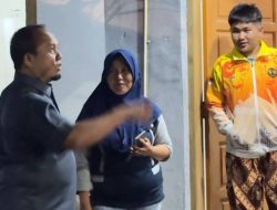 Muharlion berkomunikasi dengan warga penghuni huntara tetang kenyamanan berada di Huntara Padang Sarai. 