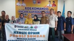 Penyerahan bantuan paket sembako dari PTPN IV Peduli terhadap korban banjir di Kabupaten Pasaman Barat, Selasa (02/12/2025).