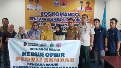 Penyerahan bantuan paket sembako dari PTPN IV Peduli terhadap korban banjir di Kabupaten Pasaman Barat, Selasa (02/12/2025).