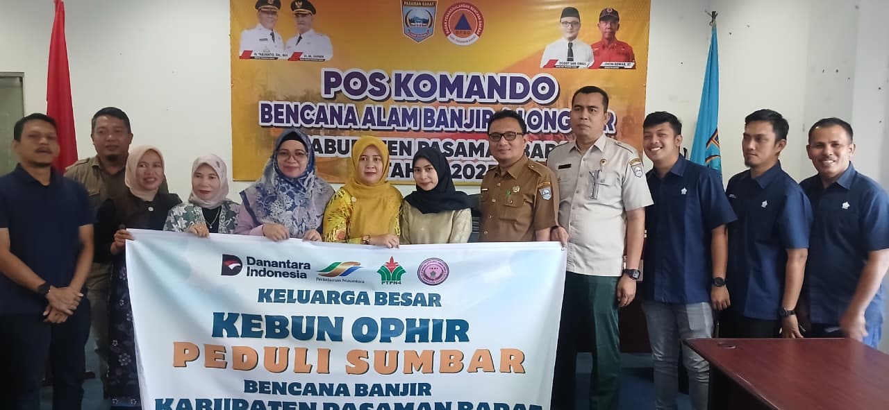 Penyerahan bantuan paket sembako dari PTPN IV Peduli terhadap korban banjir di Kabupaten Pasaman Barat, Selasa (02/12/2025).