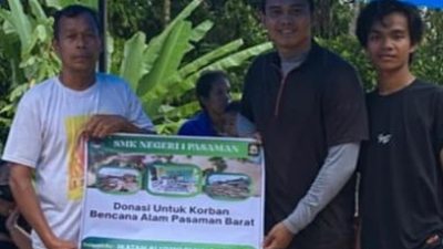Pelatih Pramuka SMKN 1 Pasaman Dandi menyerahkan secara simbolis bantuan untuk warga yang terdampak tersebut