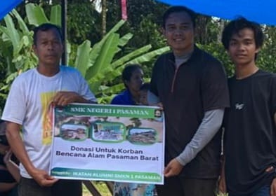 Pelatih Pramuka SMKN 1 Pasaman Dandi menyerahkan secara simbolis bantuan untuk warga yang terdampak tersebut