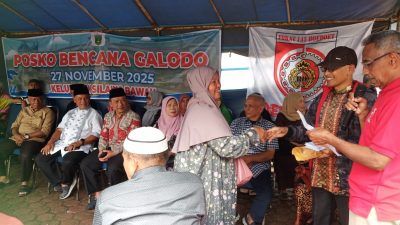 Penyaluran bantuan dari Palito Tuo Padangpanjang kepada warga terdampak bencana di Posko Kantor Lurah Silaing Bawah, Selasa (09/12/2025).