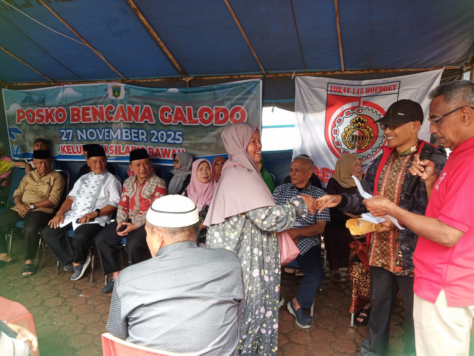 Penyaluran bantuan dari Palito Tuo Padangpanjang kepada warga terdampak bencana di Posko Kantor Lurah Silaing Bawah, Selasa (09/12/2025).