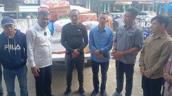 Ketua Komisi II DPRD Sumbar Khairuddin Simajuntak bersama Anggota saat menyerahkan bantuan kepada Wali Nagari Sinuruik Frianton, Minggu (21/12/2025).