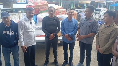 Ketua Komisi II DPRD Sumbar Khairuddin Simajuntak bersama Anggota saat menyerahkan bantuan kepada Wali Nagari Sinuruik Frianton, Minggu (21/12/2025).