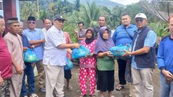 Penyerahan bantuan dari Partai Gerindra kepada warga terdampak bencana di Kecamatan Talamau, Pasaman Barat, Minggu (21/12/2025).