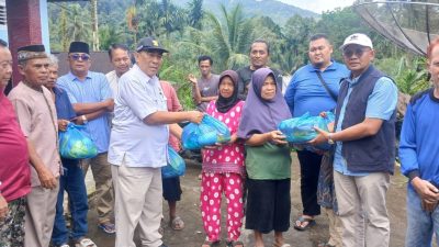 Penyerahan bantuan dari Partai Gerindra kepada warga terdampak bencana di Kecamatan Talamau, Pasaman Barat, Minggu (21/12/2025).