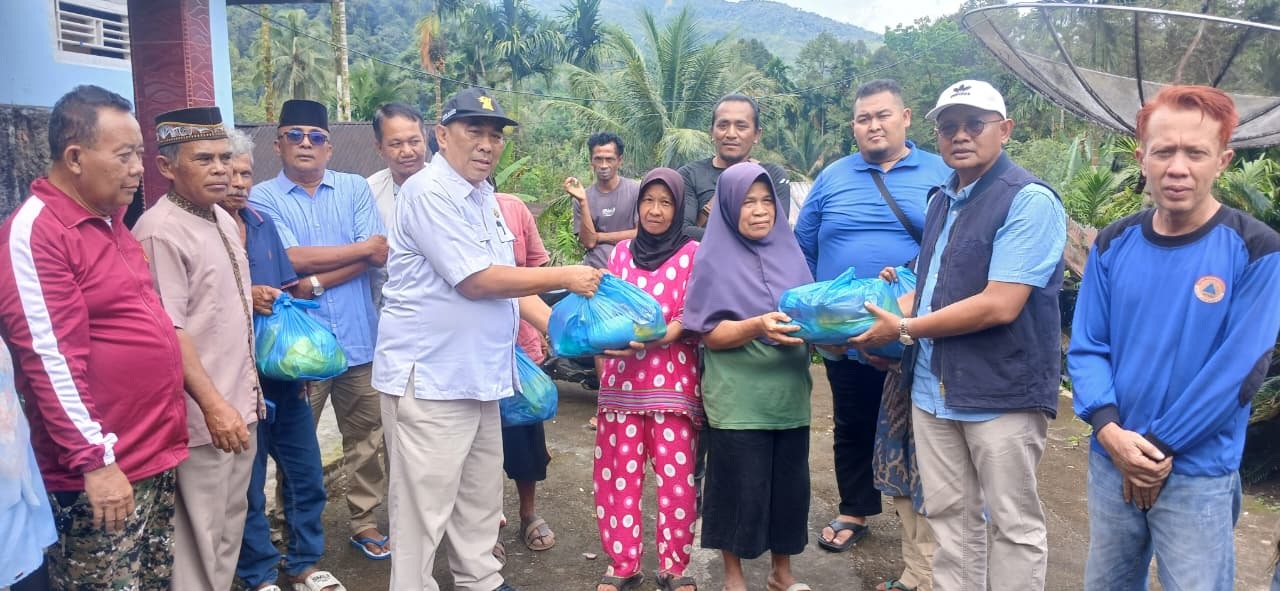 Penyerahan bantuan dari Partai Gerindra kepada warga terdampak bencana di Kecamatan Talamau, Pasaman Barat, Minggu (21/12/2025).