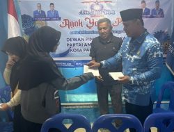 Penyerahan santunan kepada anak yatim oleh Ketua DPD PAN Kota Padangpanjang Mardiansyah, S.Kom