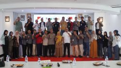 Ketua KONI Kota Padangpanjang Panji Rangga Warman bersama peserta Raker yang dilaksanakan di Aula Balaikota, Selasa (09/12/2025).