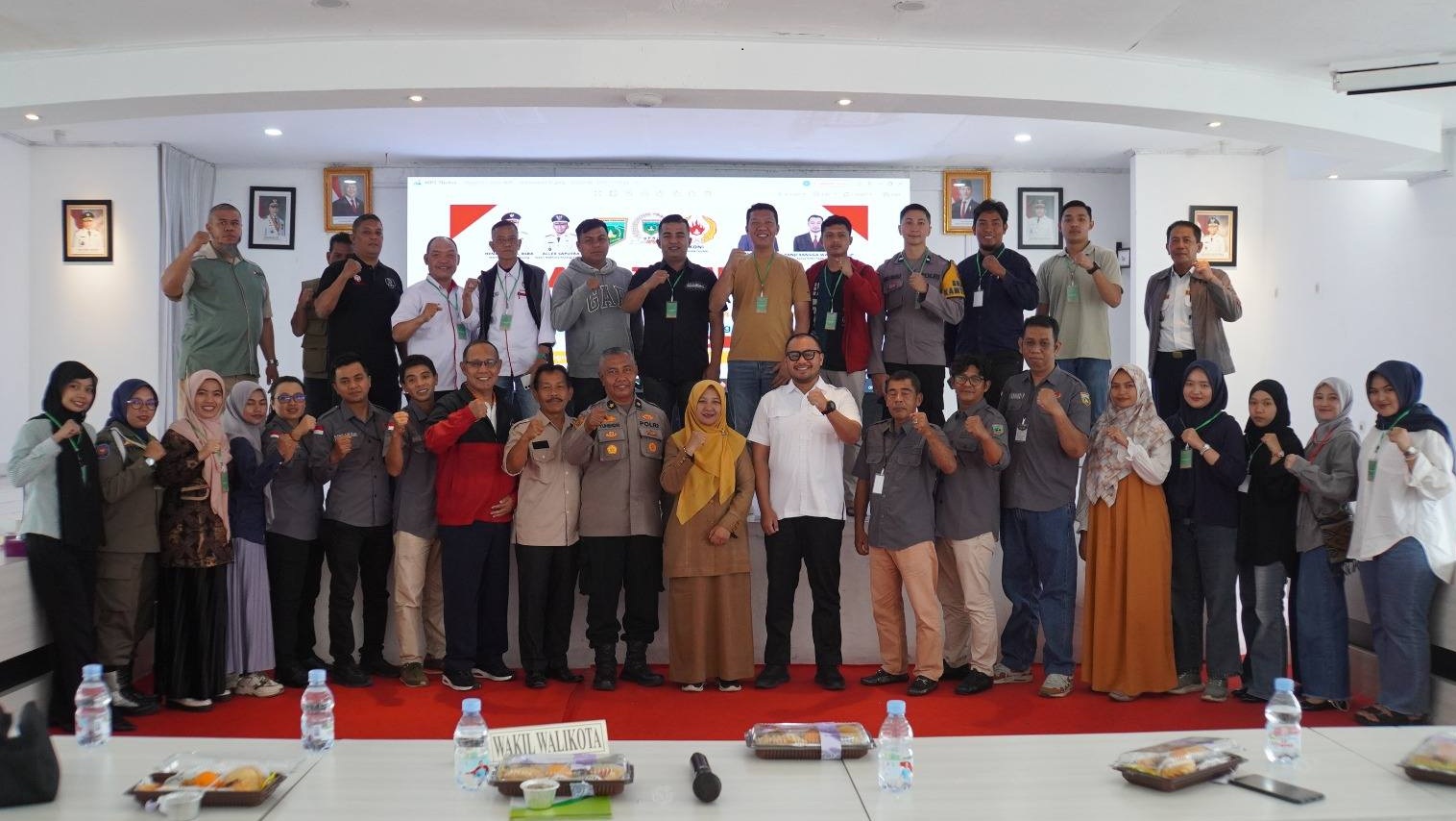 Ketua KONI Kota Padangpanjang Panji Rangga Warman bersama peserta Raker yang dilaksanakan di Aula Balaikota, Selasa (09/12/2025).