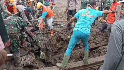 Petugas dari unsur TNI bersama TIM SAR saat mengevakuasi jasad korban yang merupakan pasangan suami isteri, Kamis (04/12/2025).