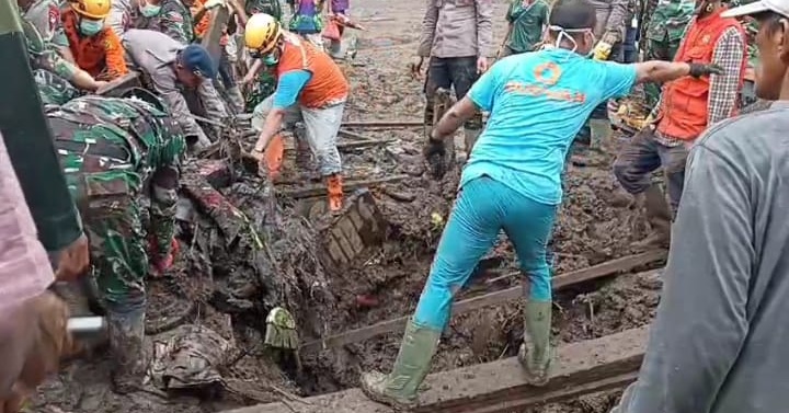 Petugas dari unsur TNI bersama TIM SAR saat mengevakuasi jasad korban yang merupakan pasangan suami isteri, Kamis (04/12/2025).